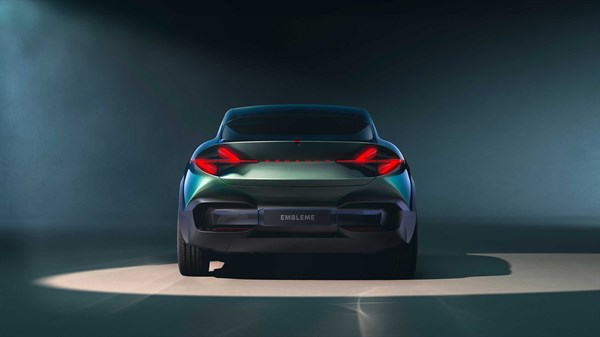 parte trasera estilizada con logotipo de Renault retroiluminado - Renault